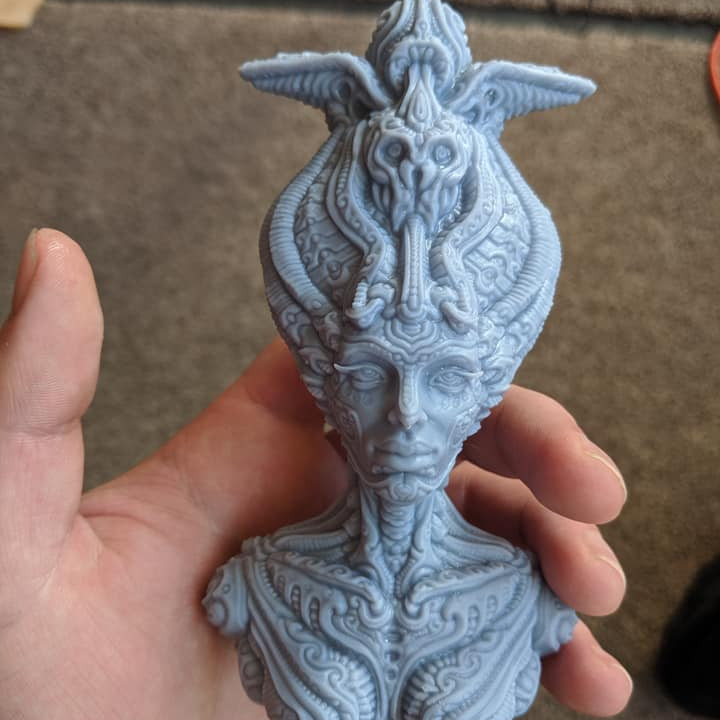 prêtresse table ancien buste fantaisie femelle scifi hrgiger orné biomécanique filigrane art caractère créature 3D print model - Mito3D