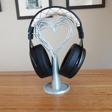 hearts headphone stand holder easy gift headphones heart love music ornament pretty popular headset supports 3d print model - Mito3D