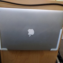 macbook pró parede monte trilhos suporte maçã computador portátil prateleira mbp 3d print model - Mito3D