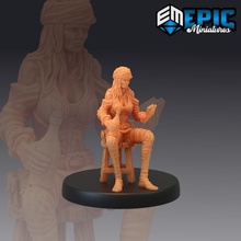 korsan topçu kumar Corsair kadın oturma masaüstü şişe kart fantezi oyun canavar okyanus rpg Warhammer Kadın düşman dnd yol bulucu 3d print model - Mito3D