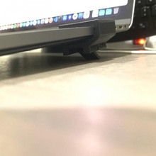 macbook Pro estante soporte abrazaderas Mac pc inclinación bandas 3d print model - Mito3D