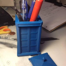 médico tardis caja lápiz jardín caso 3d print model - Mito3D