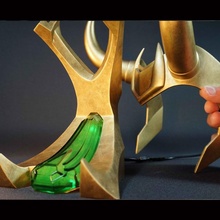 Douane afficher supporter Loki couronne ventilateur art merveille soutenir cosplay vengeurs disney + situé 3d print model - Mito3D