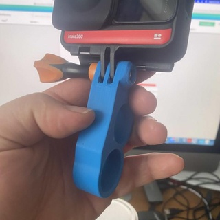 gopro ele binme Siegfried Huber gadget'lar elektronik kameralar fotoğrafçılık aksiyon bağlar kullanışlı binmek kamerası elde taşınır insta360 sporu uçan tilki gökyüzü atlama kamera tutucu 3d print model - Mito3D