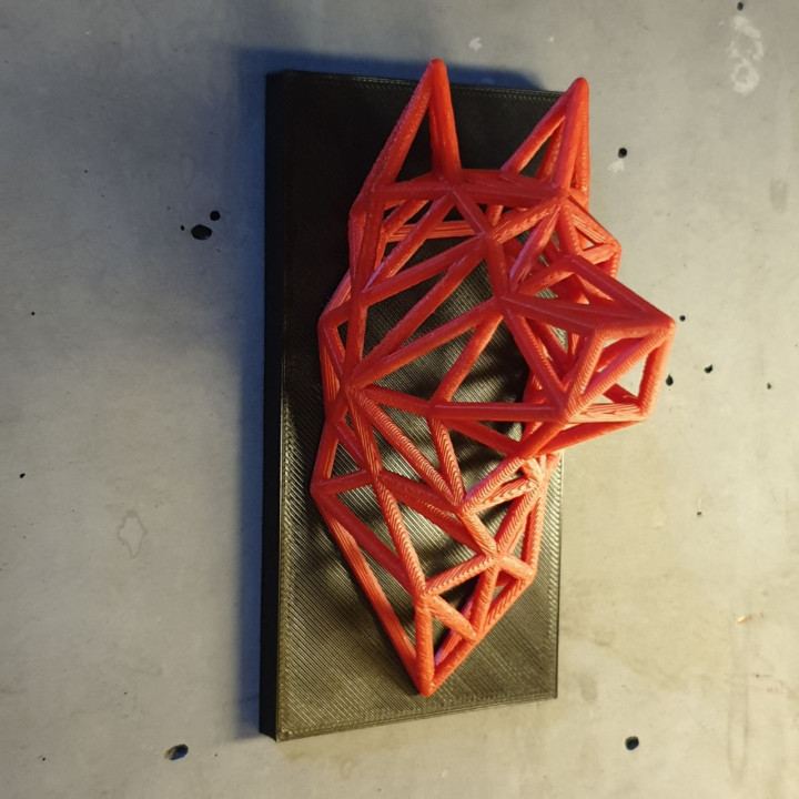 lowpoly lobo cabeza pared decoración gyorg Yusúpov polígono 3D print model - Mito3D