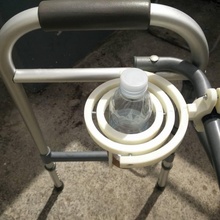 ausrichten Tasse Flasche Halter Zugänglichkeit Gyroskop Rollstuhl Krücken walker cup holder assitive Gerät Kreisel 3d print model - Mito3D
