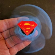 superhombre hilandero juguetes juegos superhéroe corriente continua tapas agitarse tinkercad tapa giratoria 3d print model - Mito3D