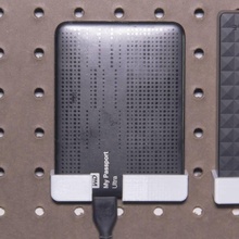 piolo wd passaporto ultra 1 tb modello titolare supporto gadget elettronica appendiabiti apparecchio organizzazione pannello forato 3d print model - Mito3D