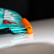 bag closing slider & garden seal chips close 3d print model - Mito3D