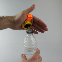 ouvreur bouteille plastique support main jardin handsupport 3d print model - Mito3D