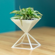 Pyramide Blume Topf Garten Schreibtisch minimalistisch Pflanze Weiß Blumentopf fleur plante 3d print model - Mito3D