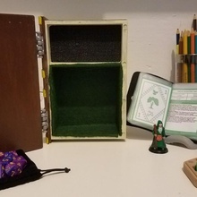 Buch Halten Tischplatte Box Würfel Drachen Dungeons Tablett Verlies Zauberbuch buchstabieren dnd Druide 3d print model - Mito3D