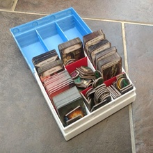 mansões loucura cartão tokens suporte borda jogos caixa armazenamento cartas jogando organizador ímãs 3d print model - Mito3D