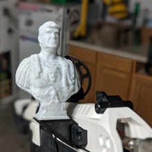 trilho montado trunfo ventilador arte Deus estátua imperador picatinny Donald alt foto adaptador 3d print model - Mito3D