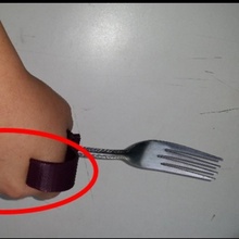mostrada adaptador accesibilidad tenedor mano cuchara cuchillo terapia amputado ocupacional asistencial ortesis discapacitado 3d print model - Mito3D