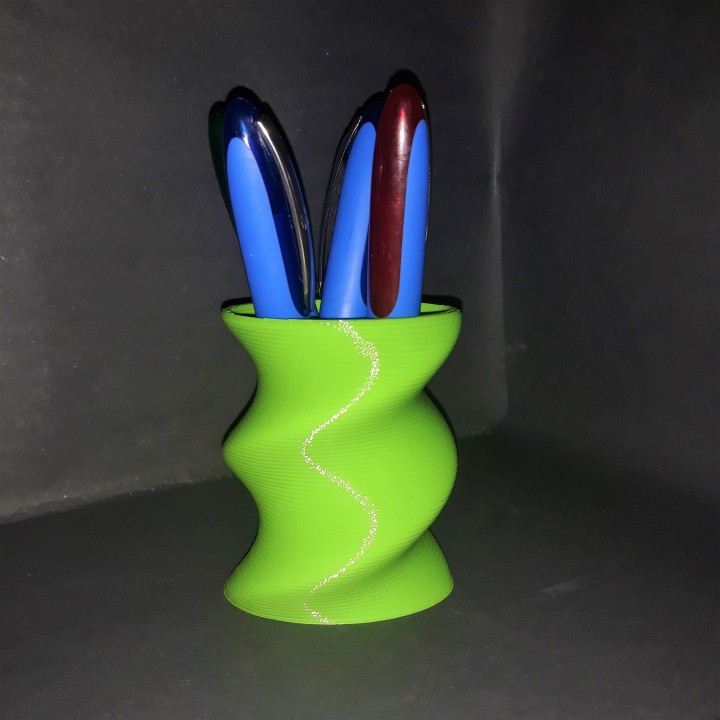 twisted pencil holder & garden pot crayon jar 3D print model - Mito3D