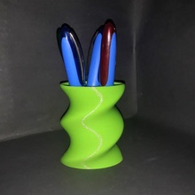 tordu crayon titulaire soutien jardin pot 3d print model - Mito3D