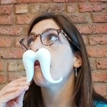 moustache commun portée main jardin moustachecommun 3d print model - Mito3D