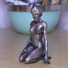 estilizado desnudo sentado jardín niña humano escultura mujer 3d print model - Mito3D