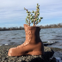 army boot makerbot plant pot spring planter plantpot meshmixer prusa kinect flowerpot mothersday mmu asllexicon olsen todd toddolsen armyboot kinectscanner 3dboot plasticboot diyboot bootplanter bootplant bootflower bootgift militaryboot bootpresent mother sday 3d print model - Mito3D