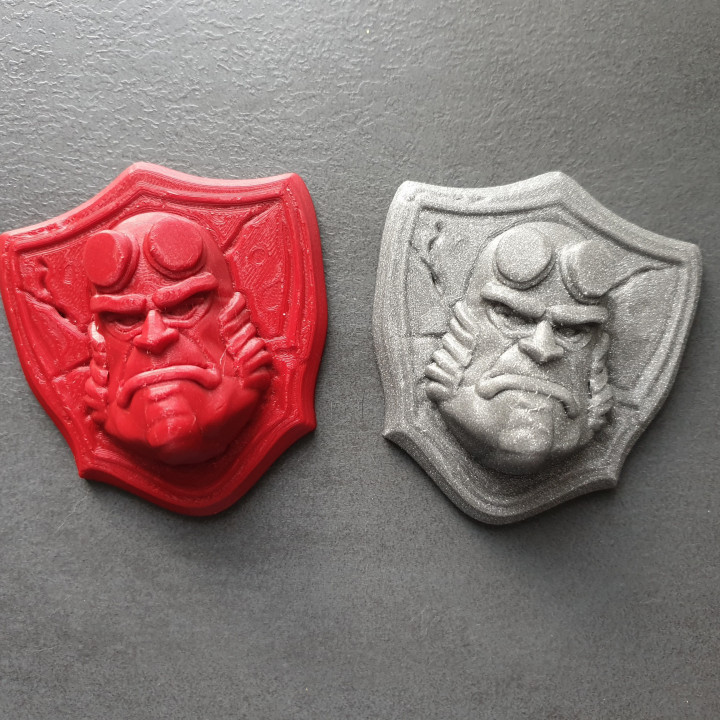 hellboy badge ventilateur art bouclier fanart 3 3D print model - Mito3D