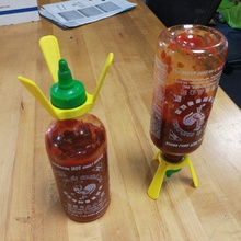 Sriracha bouteille onduleur jardin 3d print model - Mito3D