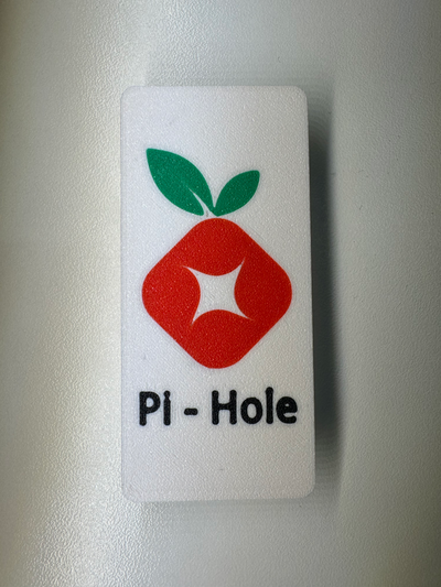 frambuesa pi cero mínimo plano caso funda hole logo remezclado by falk negro pasatiempo bricolaje diy electrónica pihole 3d print model - Mito3D