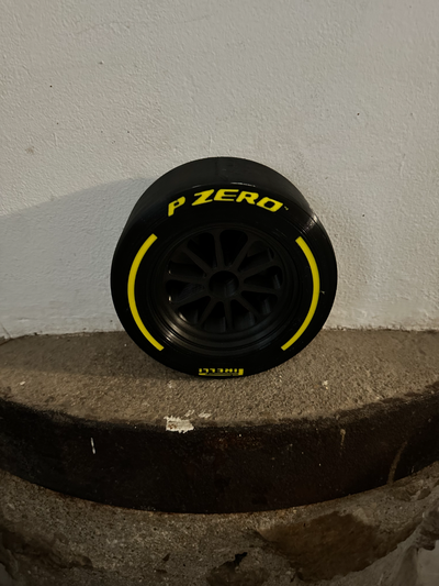 f1 tekerlek duvar düzeltmek versiyon yeniden karıştırılmış by sdc tech ev halkı dekor formül 1 pirelli p sıfır binmek 3d print model - Mito3D