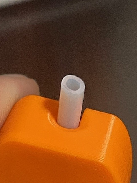 ptfe bowden tube cutter kreisel by 3dprint2024 3d drucker zubehör ams zubehörteil bambu labor x1c p1p p1s a1 mini schnitt adapter 4mm leiten clip rasierer werkzeug 3 farben labore schneiden scrapper schaber klinge halter unterstützung schnell drucken ort print place 3D print model - Mito3D