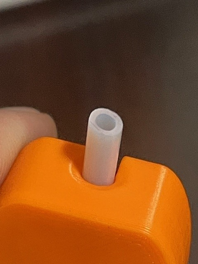 ptfe bowden tube cutter kreisel by 3dprint2024 3d drucker zubehör ams zubehörteil bambu labor x1c p1p p1s a1 mini schnitt adapter 4mm leiten clip rasierer werkzeug 3 farben labore schneiden scrapper schaber klinge halter unterstützung schnell drucken ort print place 3d print model - Mito3D