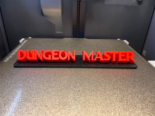 verlies meister schreibtisch plakette by glucksend haushalt büro zubehör zubehörteil teller abzeichen typenschild drachen verliese dungeons dnd rollen würfel 3d print model - Mito3D