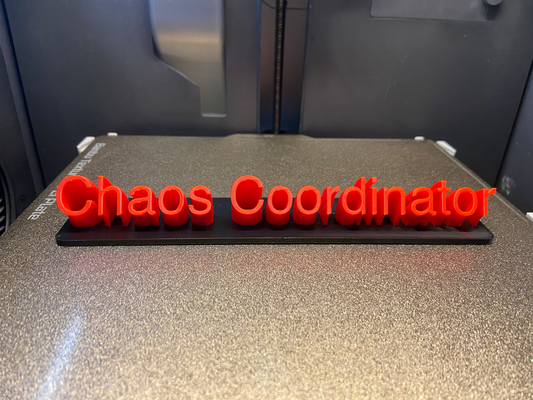 chaos koordinator schreibtisch plakette by glucksend haushalt büro zubehör zubehörteil typenschild abzeichen teller dekor 3d print model - Mito3D