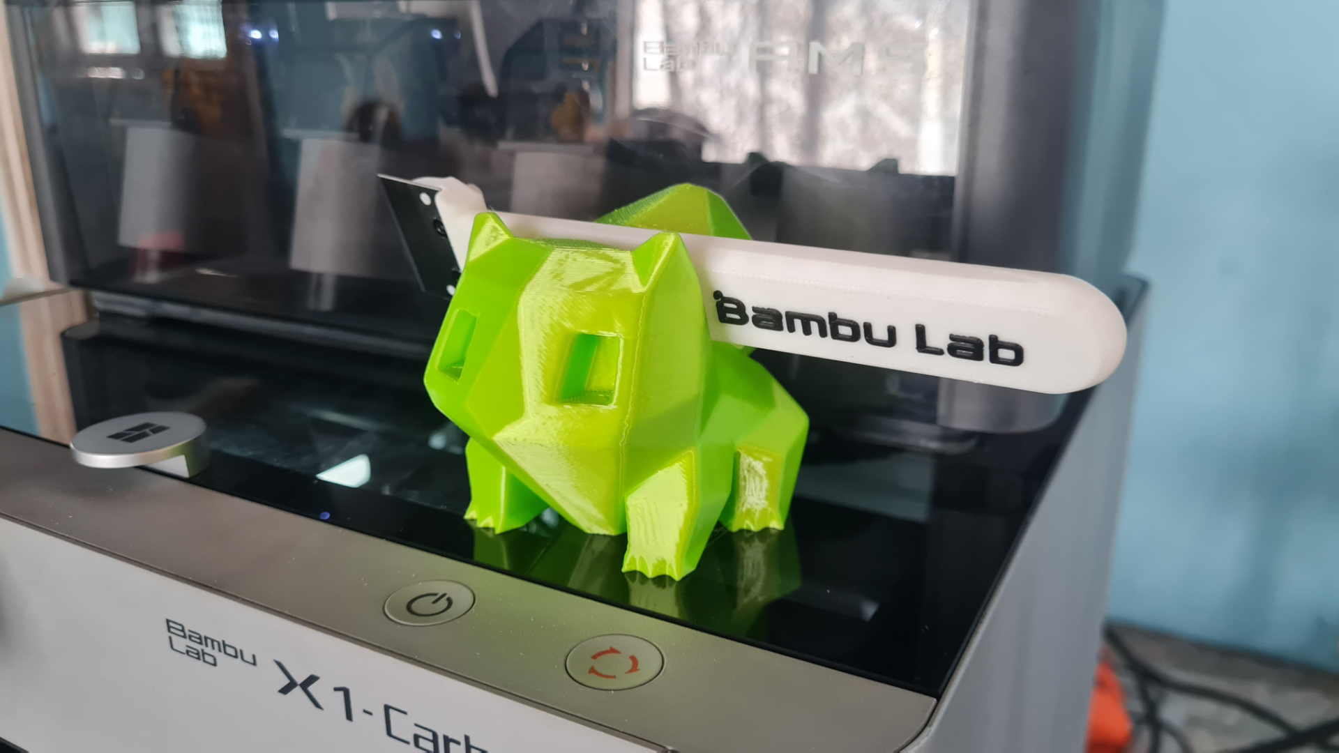 poly bulbasaur grattoir titulaire soutien remixé by garçons conception 3d impression art sculptures pokémon lowpoly jeu anime dessin animé bambu pikachu démarrage nintendo garçon 3D print model - Mito3D