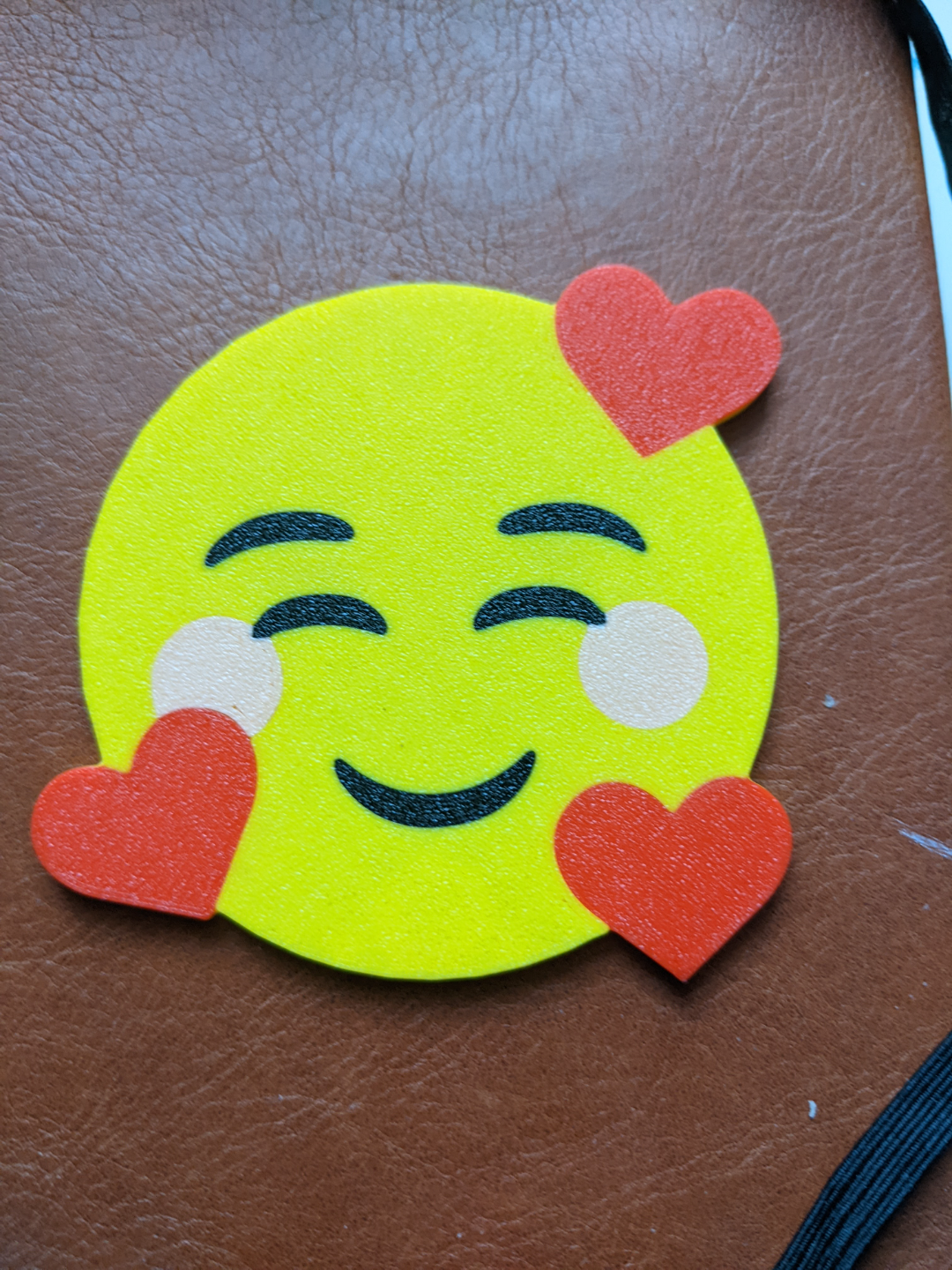 gülümseyen kalpler emoji mıknatıs by madebyad 39 sanat 2d aşk bardak altlığı kalp 3D print model - Mito3D