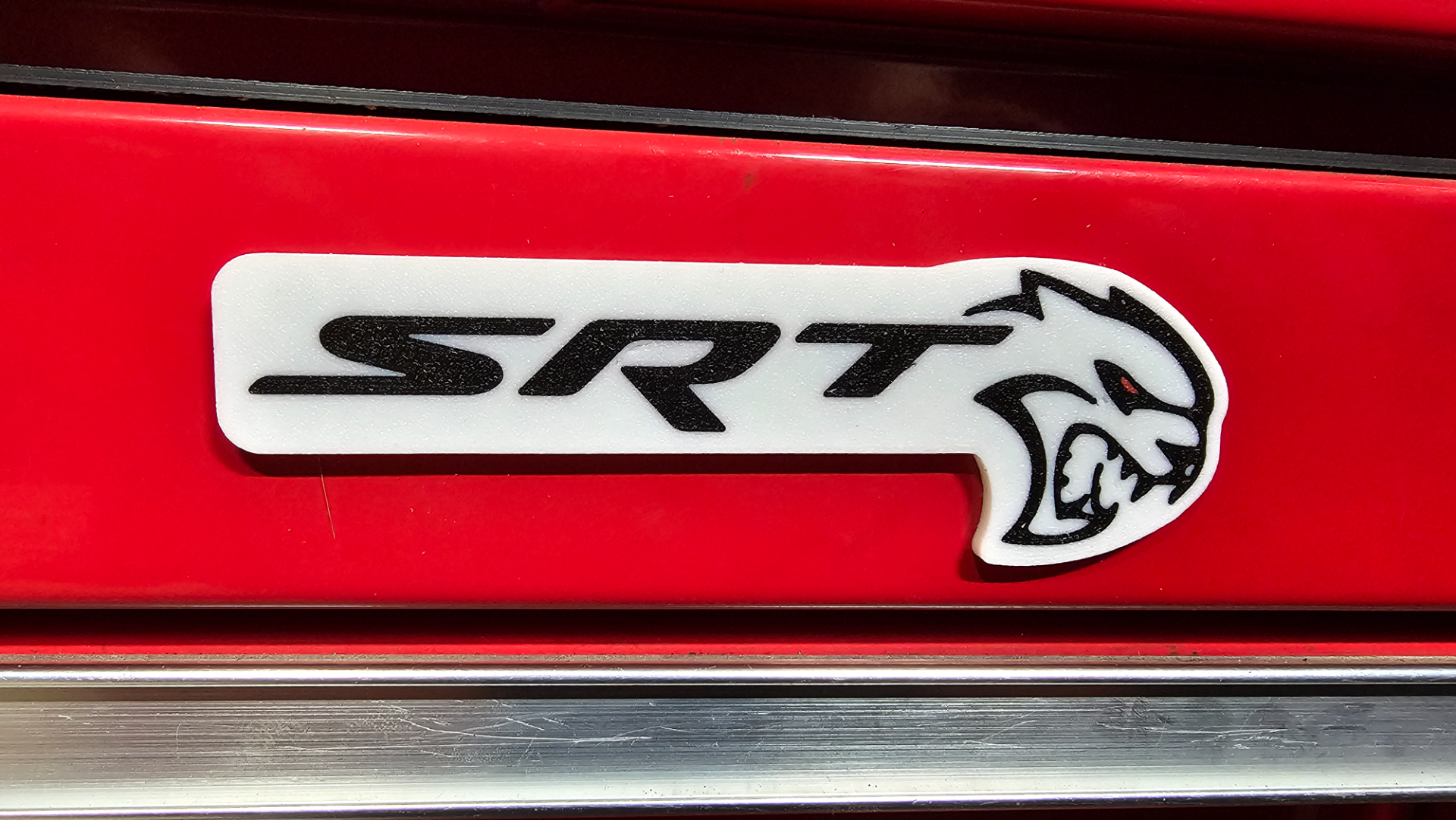 srt hellcat logo imán by rubicón arte señales logos ojo rojo esquivar todoterreno chrysler impresión rápida 3D print model - Mito3D