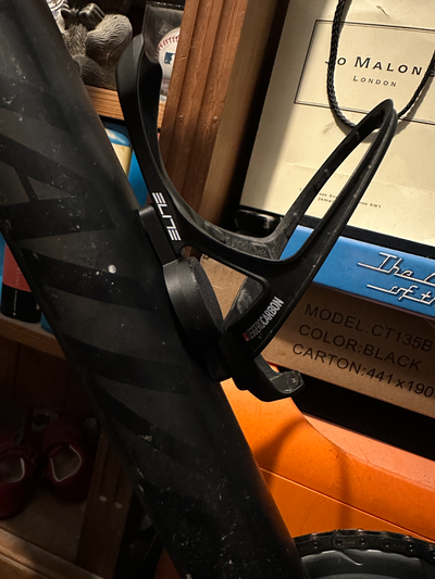 airtag mount elite leggero bottle cage remixed by alasdair white hobby & diy sport outdoors bike 3d print model - Mito3D