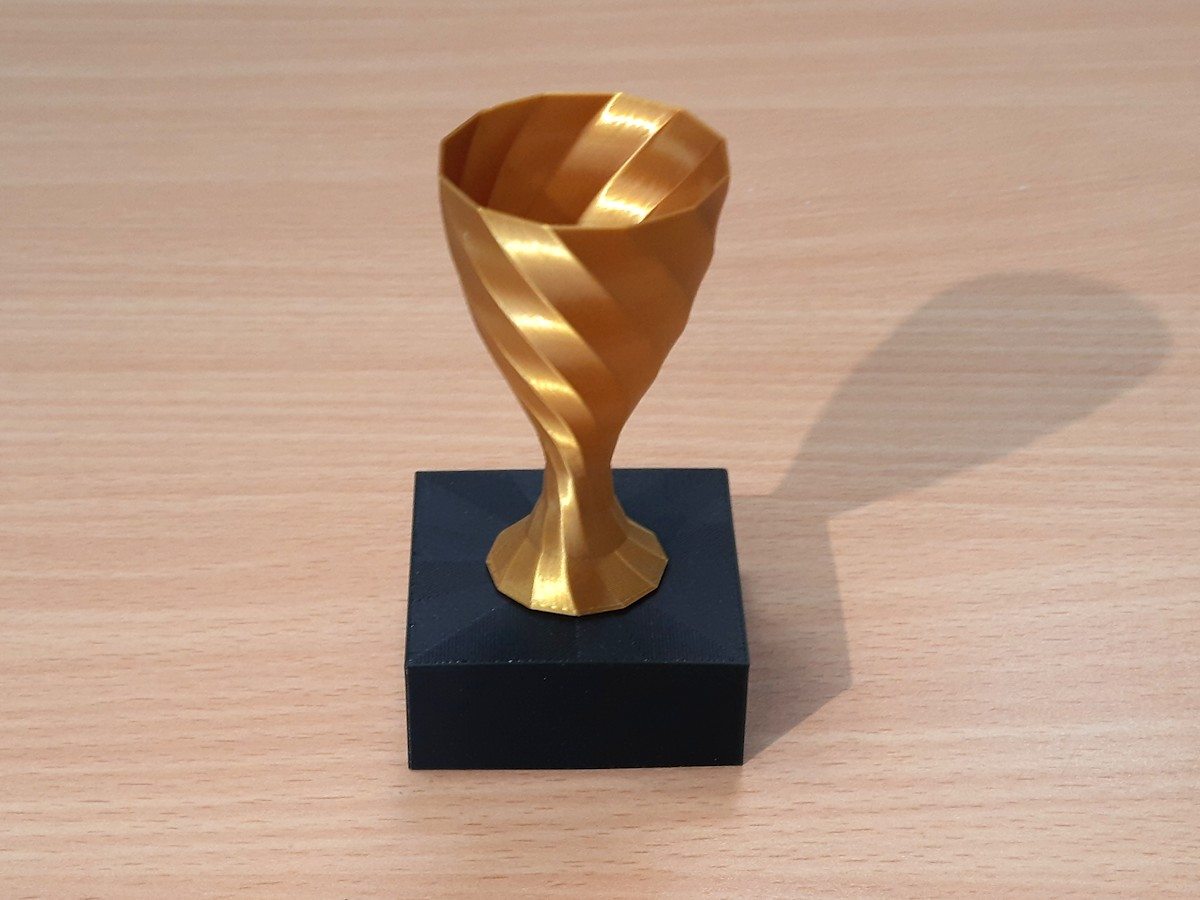 minimaliste tordu trophée vase mode by drjones art modèles tasse pokal 3D print model - Mito3D