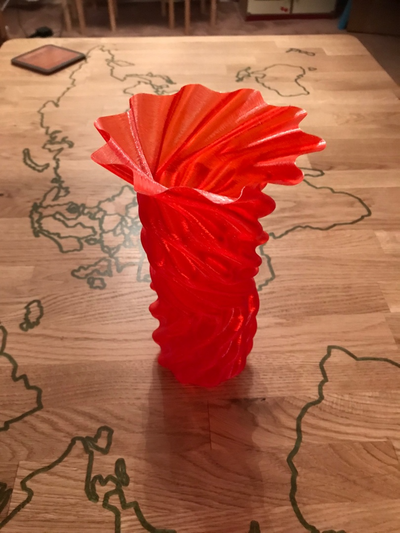 verdrehte vase by brithawkes haushalt dekor vasemode welle spaß einfach 3d print model - Mito3D