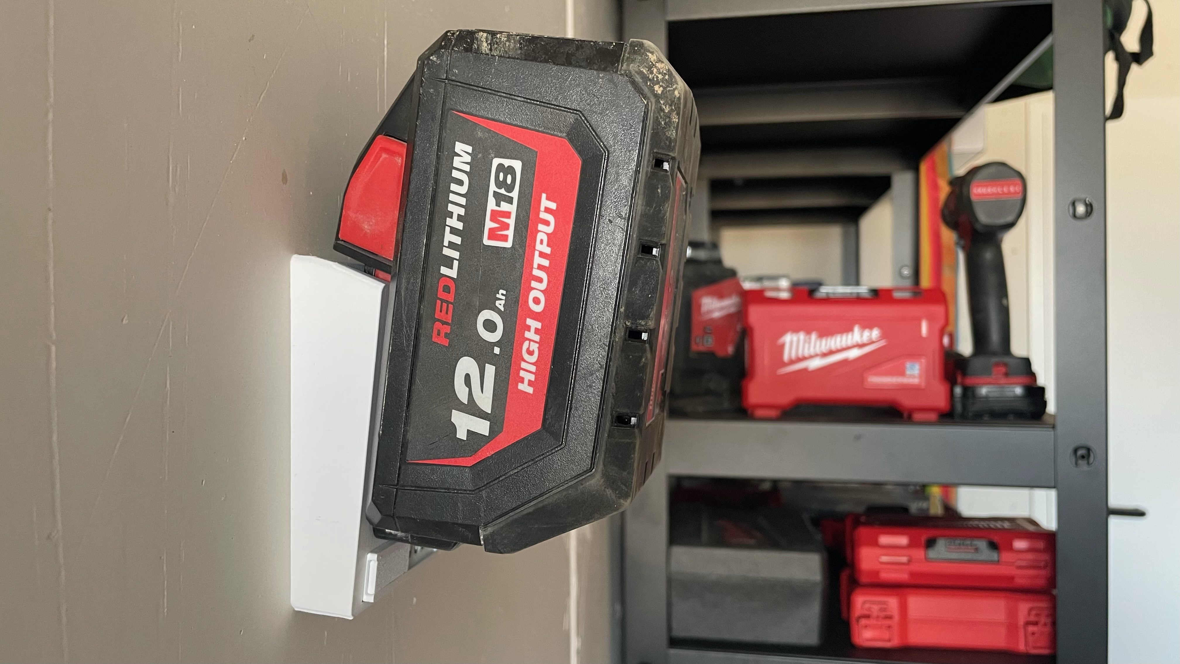 milwaukee m18 heavy duty batería soporte alto demanda fragua akku halter high output by tierra 112 herramientas montar halterung akku wandhalterung 18v cabestro milwaukeem18 milwaukeepackout 18vbattery milwaukeebateria 18volt milwaukeetools m18mount m18battery tti rendimiento alta 3D print model - Mito3D