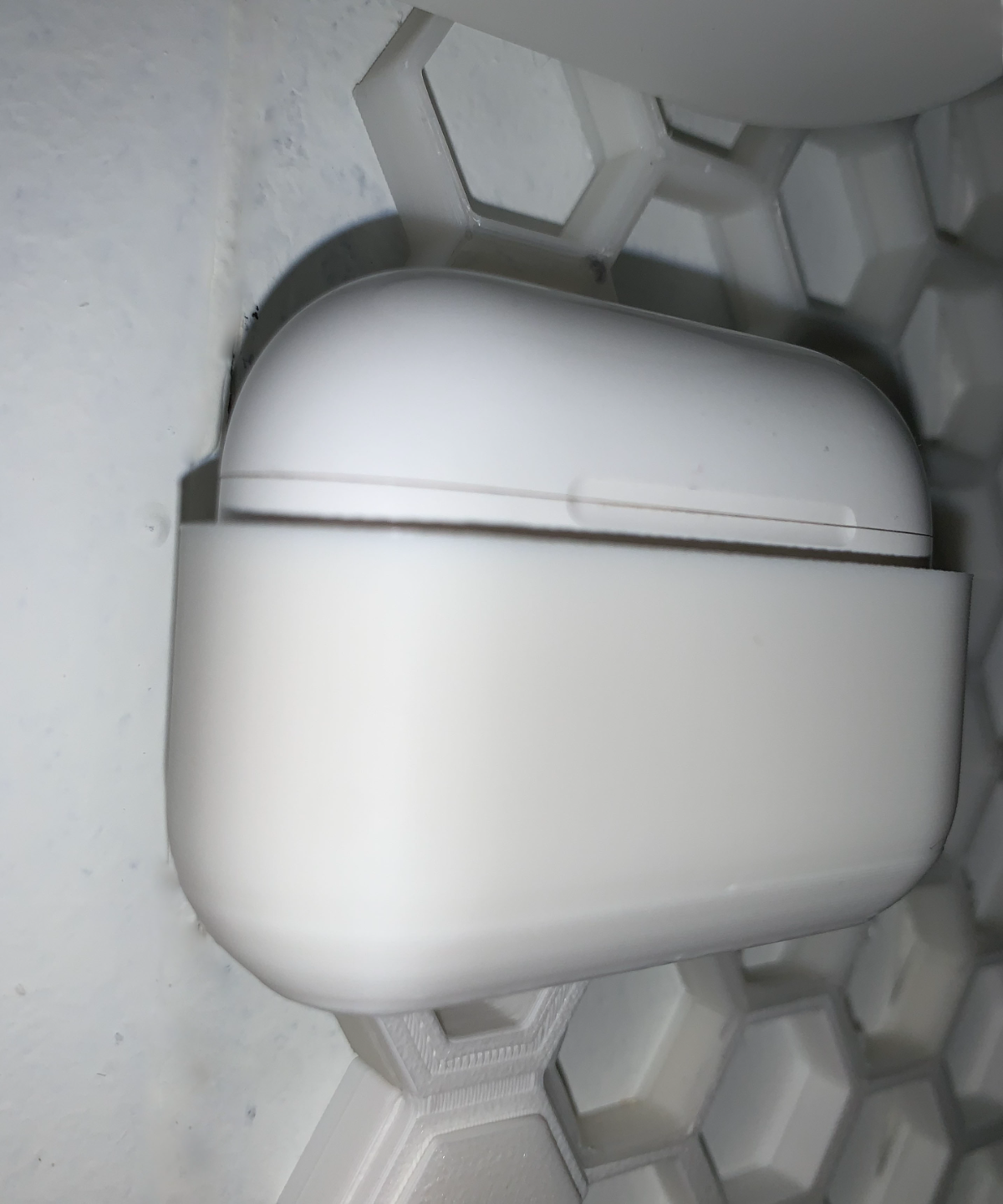 airpods pro titolare supporto hsw favo conservazione parete remixato by bre3dlove disegni passatempo fai musica airpod astuccio guaina inserire 3D print model - Mito3D