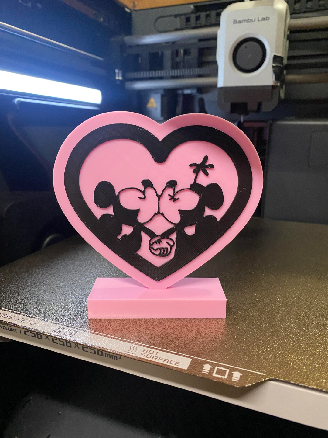 valentines mickey minnie embrasser cœur supporter by packnsnap ménage décor souris disney 3D print model - Mito3D