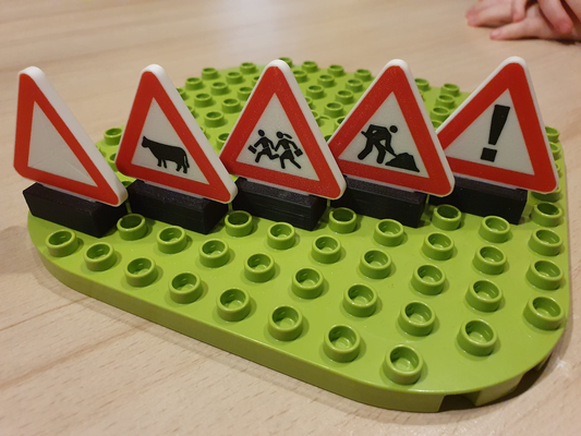 duplo compatible carretera firmar advertencia triángulo by fody1234 juguetes juegos 3d print model - Mito3D