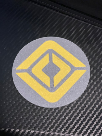 rivian logo untersetzer by abonnieren haushalt dekor elektrisch wagen 3d print model - Mito3D