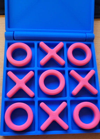 portable tic tac toe board hinge snap close box by rache6987 toys & games toy game tictactoe amusement gift customizable multi color ams 2 fun cute snapfit hinged family play travel kids 3d print model - Mito3D