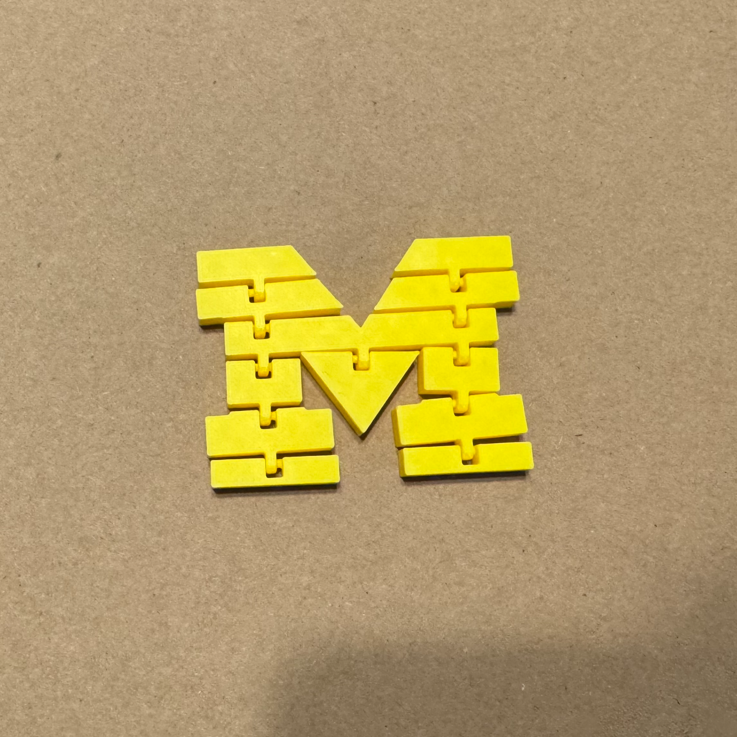 mafsallı üniversite of michigan blok m by jo kral oyuncaklar oyunlar uofm futbol kıpır yazdır in yer 3D print model - Mito3D