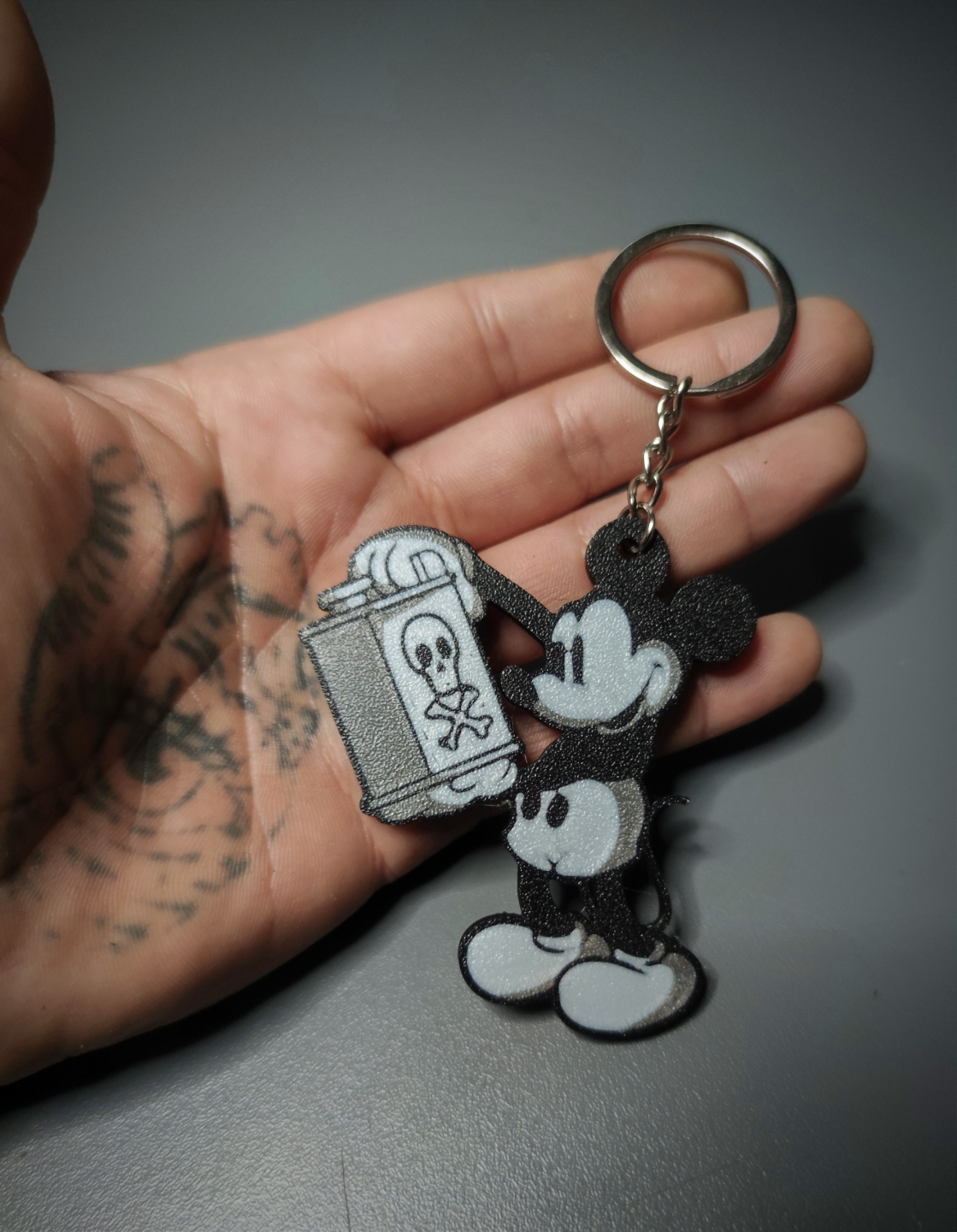 malo mickey llavero by recuerdo homedesign moda modelos llave accesorio diseño cahin regalo disney dibujos animados ratón utilidad arte 2d 2024 ams multi color impresión a1 mini p1s x1 3D print model - Mito3D