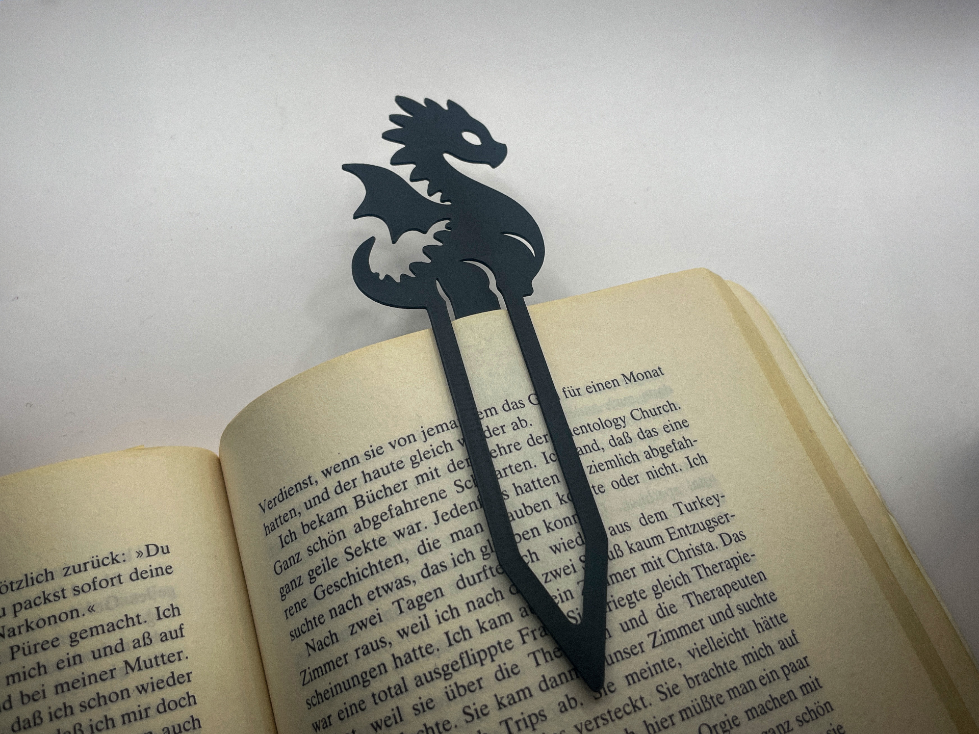 drago racconto segnalibro by miserabilmente arte 2d drago coda libro marchio 3d stampa accessorio 2024 anno cinese capodanno cinese 3D print model - Mito3D