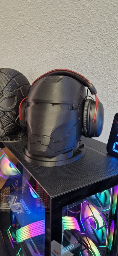 ironman headset stand by e9 3d haushalt büro kopfhörer wunder gaming p1s bambulab super held superheld eisen gadget desktop spieler einfach 3dprint cool mancave 2024 zubehör deko stan lee kopfständer zubehörteil mannschaft halter unterstützung pc computer 3d print model - Mito3D