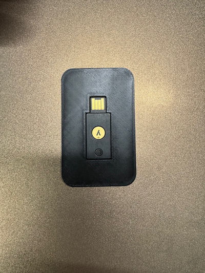 yubikey usb c crédito cartão by cético designs ferramentas aparelhos carteira organizar organizador seguro conecte nfc 3d print model - Mito3D