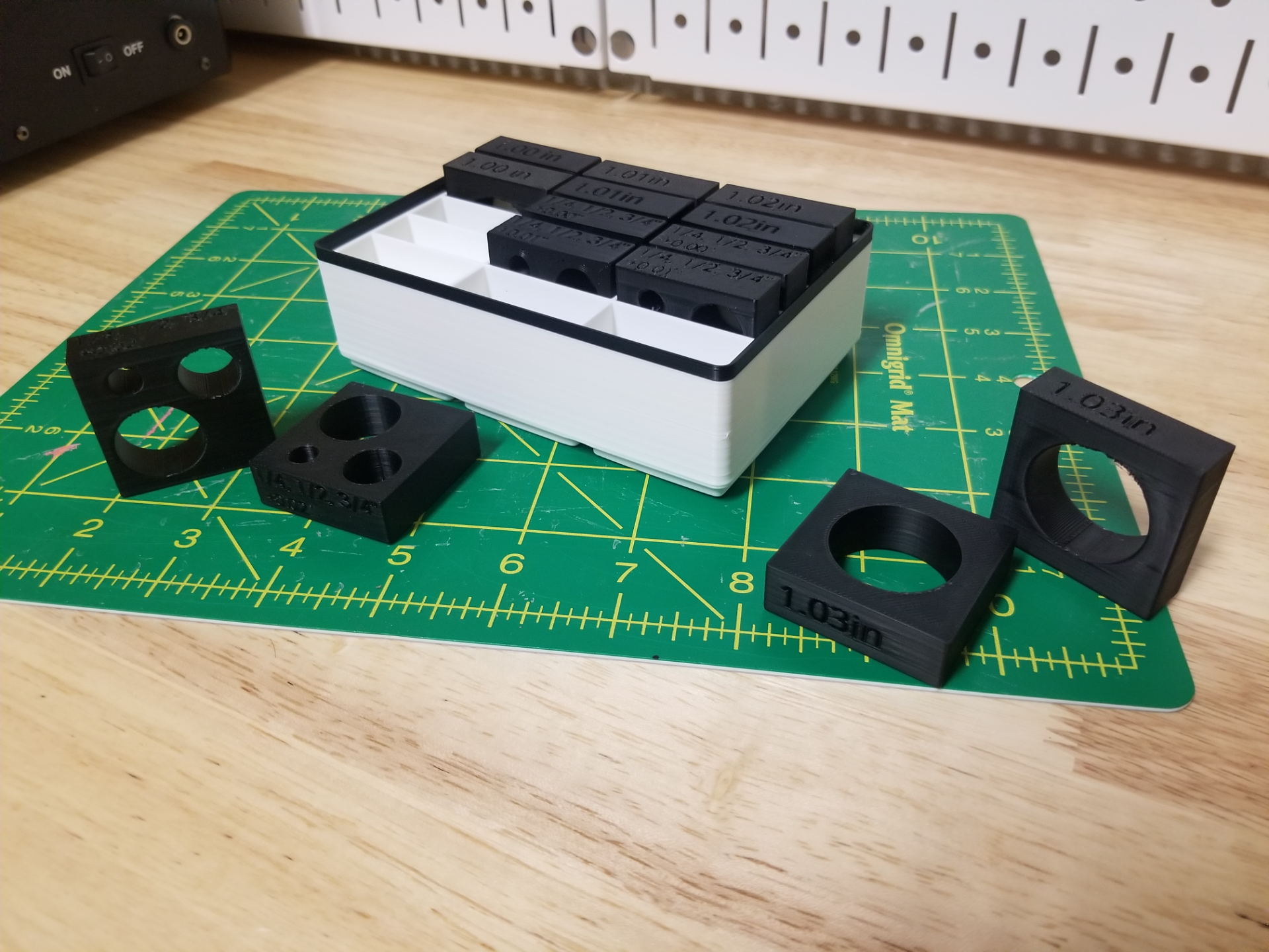 gridfinity loch schnitt spur blöcke halter unterstützung by lee 337 werkzeuge messen block guage 1inch größe organisieren veranstalter organisation geschäft zoll quartal werkzeug messung dübel zylinder gridfiniti 3D print model - Mito3D